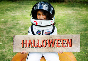 Cute Halloween Astronaut Girl Wallpaper