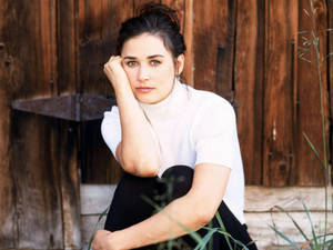 Cute Hollywood Actress Demi Moore Wallpaper