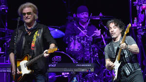 Daryl Hall And John Oates American Pop 2019 Concert Wallpaper