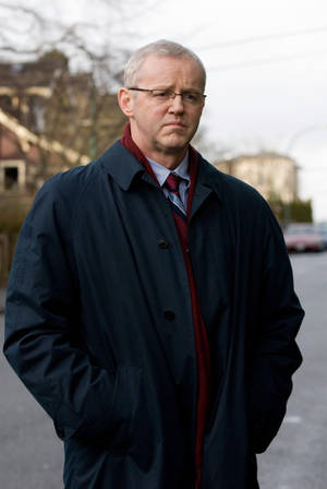 David Morse In Big Black Coat And Specs Wallpaper