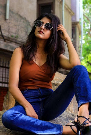 Dazzling In Dark Blue - Stylish Woman In Denim Jeans Wallpaper