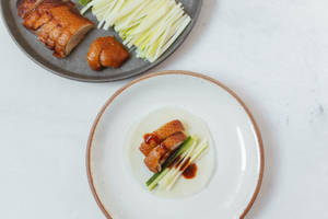 Delectable Peking Duck Served With Lemongrass And Sauces Wallpaper