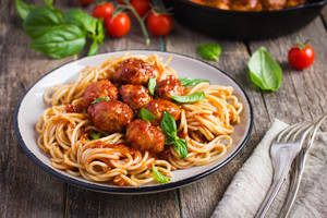 Delicious Spaghetti And Meat Balls Dish Wallpaper