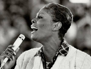 Dionne Warwick In Gray Wallpaper