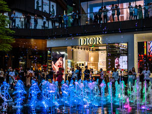 Dior Store Mall Fountain Wallpaper