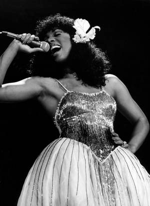 Donna Summer Singing New York City 1979 Wallpaper