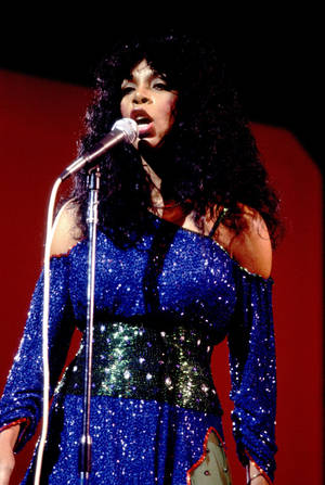 Donna Summer Singing Poplar Creek Music Theater Wallpaper