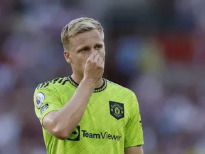 Donny Van De Beek Pinching Nose Wallpaper