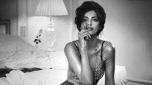 Eerie Sonam Kapoor Wallpaper