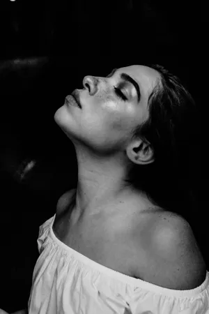 Elegance Defined - Black And White Portrait Of A Lovely Lady Wallpaper