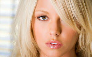 Elegant Blond Woman Exhibiting Luscious Lips Wallpaper