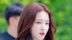 Elegant Portrait Outdoors Wallpaper