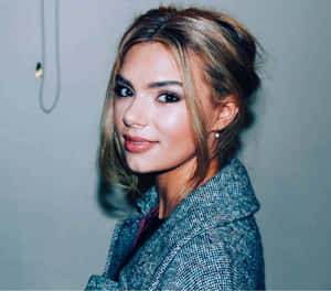 Elegant Side Glance Portrait Wallpaper