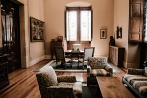 Elegant Traditional Study Room Wallpaper