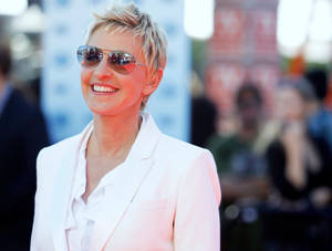 Ellen Degeneres All-white Outfit Wallpaper