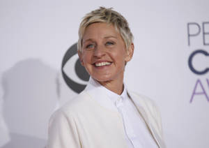 Ellen Degeneres Smiling Over His Shoulders Wallpaper