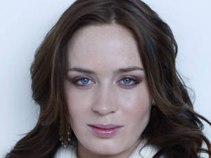 Emily Blunt With Natural Look Wallpaper