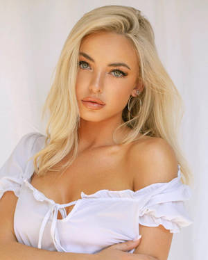 Emma Kotos Glossy Lips Wallpaper