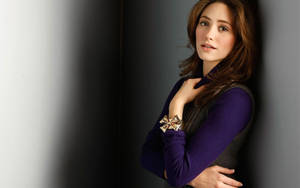 Emmy Rossum Leaning Wallpaper