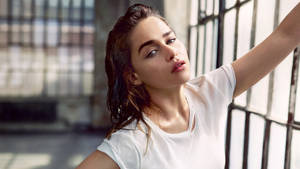 English Actress Emilia Clarke Wallpaper