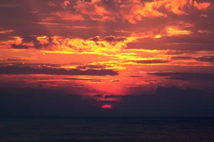Enjoy The Beauty Of A Breath-taking Sunset. Wallpaper