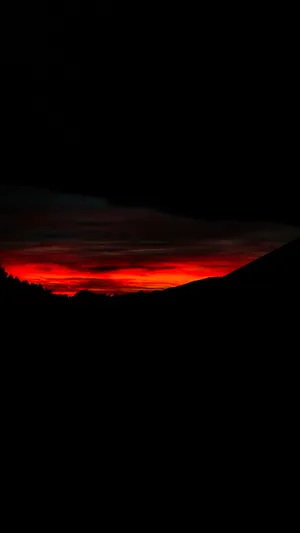 Enjoy Ultra Hd Visual Experience With 4k Super Amoled Phone Wallpaper