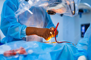 Experienced Surgeon With Neuro And Spine Instruments Wallpaper