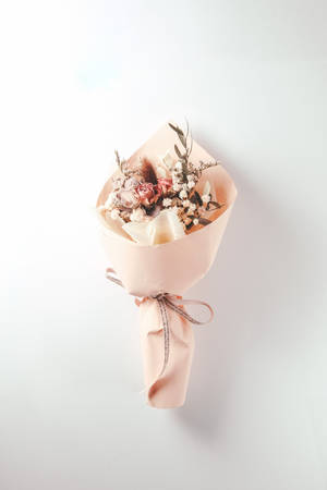 Exquisite Bouquet Of Pink Roses And Baby's Breath Wallpaper