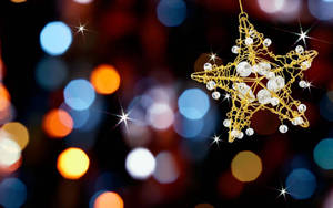 Extravagant Golden Star Shining Brightly For The New Year Wallpaper