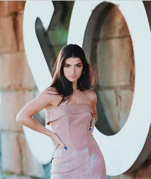 Famous Girls Charli And Addison Wallpaper