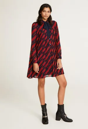 Fashionable Elegance: Claudie Pierlot's Red And Blue Pleated Dress Wallpaper