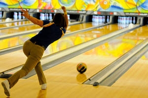 Female Bowler Playing Bowling Wallpaper