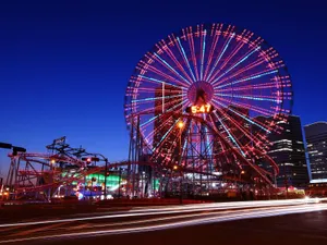 Ferris Wheel At Amusement Park Wallpaper