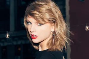 Fierce Look Taylor Swift Side Pose Wallpaper