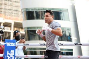 Fitness Dedication: Oscar De La Hoya During Training Session Wallpaper