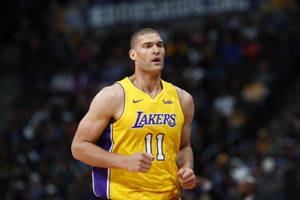 Focus Shot La Lakers Brook Lopez Wallpaper