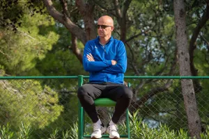 Focused Coach Outdoor Sitting Wallpaper