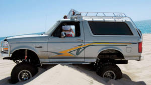 Ford Bronco Stuck On White Sand Wallpaper