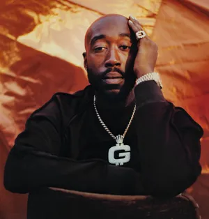 Freddie Gibbs Portraitwith Gold Chain Wallpaper