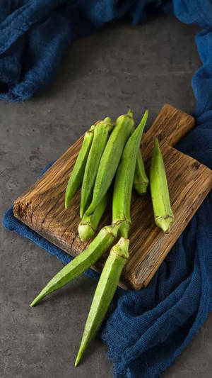 Fresh Okras On Chopping Board Wallpaper