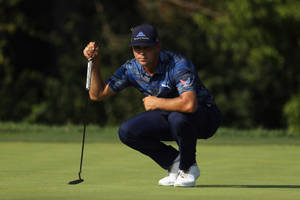 Gary Woodland Checking The Ball Wallpaper