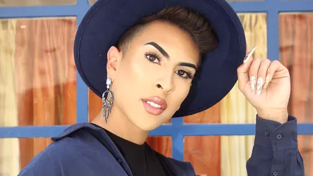 Gay Latino Mua Wallpaper