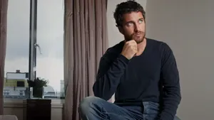 Gerard Butler Hollywood Celebrity Hotel Photoshoot Wallpaper