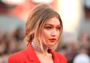 Gigi Hadid Diamond Choker Necklace Wallpaper