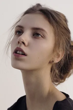 Girl With Messy Bun Face Reference Wallpaper