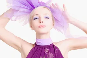 Glamourous Model Kiss Pose Wallpaper