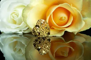 Gold Heart And Roses Reflection Wallpaper