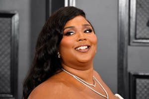 Gorgeous Lizzo In Red Carpet Wallpaper