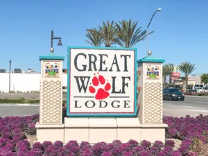 Great Wolf Lodge Anaheim Signage Wallpaper