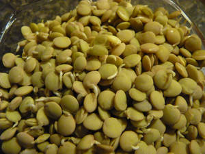 Green Lentils In Glass Bowl Wallpaper